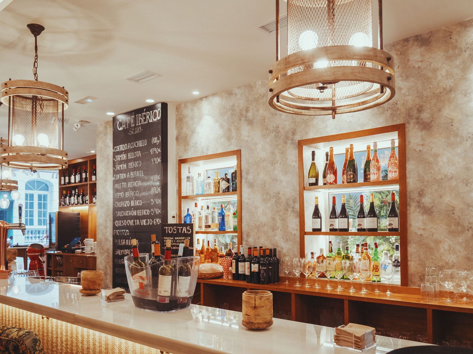 Café Ibérico Picoteo & tapeo. Vinos & ultramarinos.