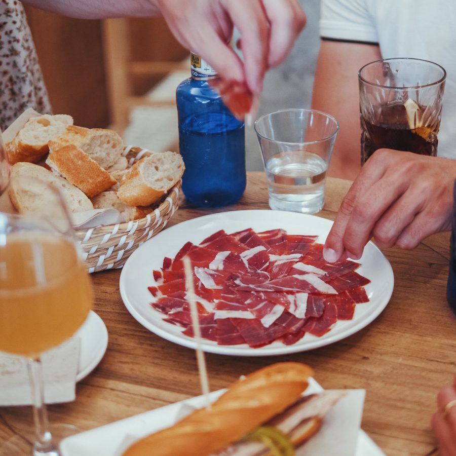 Café Ibérico Picoteo & tapeo. Vinos & ultramarinos.